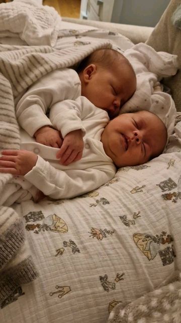 Cute Twin Babies, Aesthetic Twins, Babies Aesthetic, Twins Boy And Girl, Baby Twins, Twins Aesthetic, Cute Baby Twins, Twin Baby Boys, Twin Toddlers