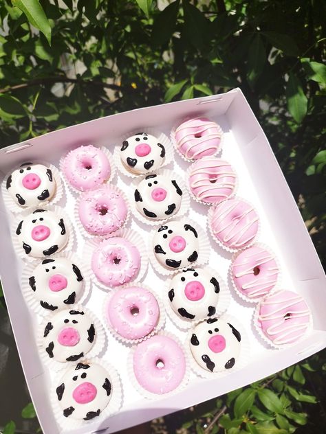 Cow Doughnut, Cute Mini Cupcakes, Donut Decorating Ideas, Donut Store, Donut Cupcakes, Cow Birthday Parties, Donut Art, Food Business Ideas, Birthday Party Snacks