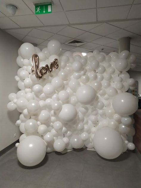 Chic Balloon Decor, Organic Balloon Wall, Balloon Wall Wedding, White Balloon Decor, Graduation Party Backdrops, Deco Ballon, Wedding Balloon Decorations, Wedding Decorations On A Budget, Wedding Backdrop Design