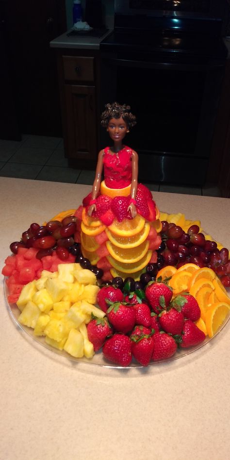 Barbie Veggie Tray, Princess Fruit Tray Ideas, Barbie Fruit Tray, Ny Party, Fruit Presentation, Barbie Doll Birthday Cake, Fruit Birthday Cake, Doll Birthday Cake, Barbie Birthday Cake