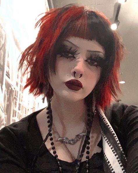 Goth Hairdye Ideas, Goth Black And Red Hair, Gothic Dyed Hair, Goth Hair And Makeup, Goth With Color, Gothic Hair Ideas, Goth Layered Hair, Goth Hair Inspiration, Mall Goth Hairstyles Short