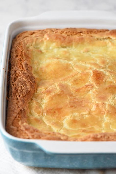 Make a simple and easy St. Louis style gooey butter cake using a cake mix. Ooey gooey recipe for the best dessert you'll ever have! #adventuresofmel #gooeybuttercake #desserts #cakerecipes #easyrecipes #cakemix Easy Gooey Butter Cake Recipe, Easy Cake Mix Desserts, Easy Butter Cake Recipe, Desserts Bars, Ooey Gooey Cake, Crumb Cakes, Ooey Gooey Butter Cake, Butter Cakes, Lemon Cake Easy