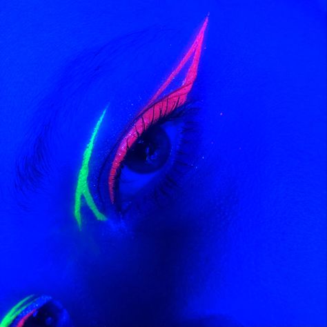 Bright Neon Eye Makeup, Neon Glow Makeup, Black Light Makeup Ideas, Glow In The Dark Makeup Ideas, Glow Party Makeup, Uv Party Outfit, Highlighter Eyes Drawing, Uv Makeup Ideas, Neon Party Makeup Ideas