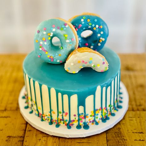 Donut Decorated Cake, Blue Donuts, 1 Birthday, Cute Desserts, Donuts, 1st Birthday, Dip, Cake Decorating, Cake