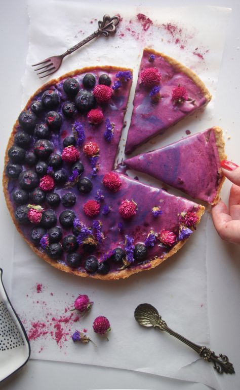 Berries and chocolate tart (vegan) – Miri's Cake Files Lavender Tart, Berries And Chocolate, Tart Vegan, Blueberry Lavender, Cake Tart, Chocolate Blueberry, Dessert Cafe, Blueberry Powder, Raspberry Desserts