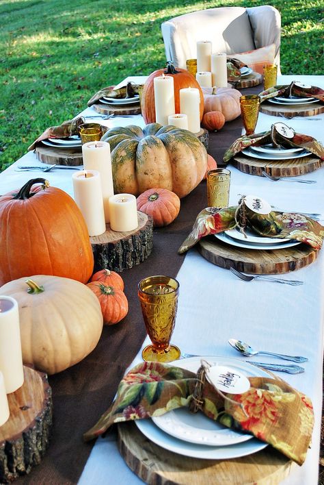 Awesome Thanksgiving Table Settings That Take The Party Outdoors! Thanksgiving Dinner Decor, Thanksgiving Decorations Outdoor, Outdoor Thanksgiving, Table Halloween, Thanksgiving Dinner Table, Tafel Decor, Thanksgiving Decorations Diy, Fall Gathering, Diy Thanksgiving