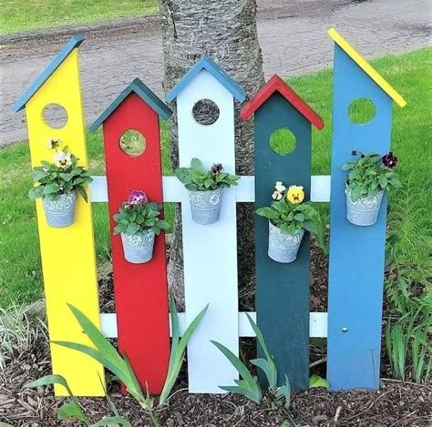 DIY Garden &  Home Deco | garden decor with pallets | Facebook Decor With Pallets, Daycare Outdoor, Diy Garden Decorations, Budget Flowers, Deco Garden, Front Yard Decor, Woodwork Ideas, Diy Herb Garden, Diy Lawn