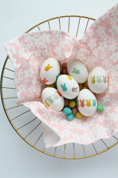 Easter Dinner Table Setting, Easter Decoration Ideas, Decorated Easter Eggs, Bunny Tattoo, Diy Bunny, Easter Crafts For Adults, Bunny Tattoos, Easter Printables Free, Easter Egg Dye