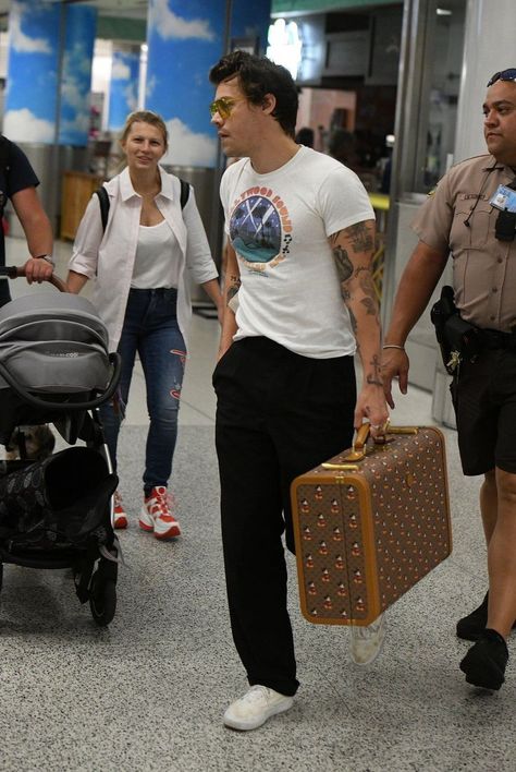 Harry Styles Airport Outfit, Harry Styles Airport, Harry Styles Street Style, Gq Magazine Covers, Harry Outfits, Gq Mens Style, Harry Style, Harry Styles Outfit, Harry Styles Update