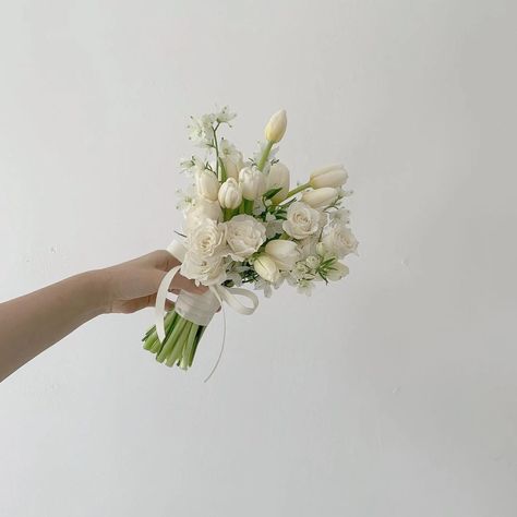 Small White Roses Bouquet, Mini Wedding Bouquet, Simple White Bouquet, Small Bridal Bouquets, Bridesmaid Bouquet White, White Rose Bouquet, Diy Bridal Bouquet, 귀여운 음식 그림, Simple Bride