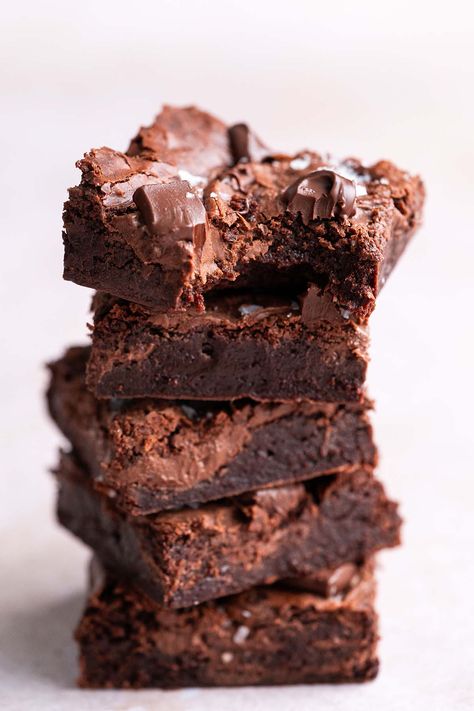 stack of chewy nutella brownies with bite taken out of brownie on top Recipe With Nutella, Nutella Brownies Recipe, Easy Nutella Brownies, Chocolate Bread Recipe, Easy Brownie Recipe, Nutella Recipes Brownies, Chocolate Fantasy, Cookies To Bake, Easy Brownie