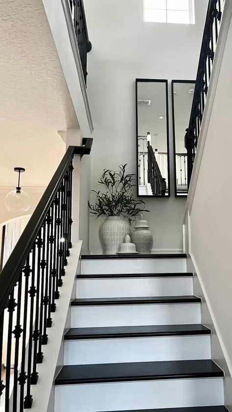 Stairs Wall Decor Ideas, Stairs Wall Decor, Stair Landing Decor, Stair Wall Decor, Landing Decor, Stairs Renovation, Staircase Wall Decor, Stairway Decorating, House Staircase