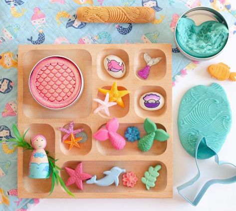 Kirsty // Cherry Bumbles PlayDough Kits on Instagram: "A little set up for my eldest today. The doughs, beautiful hand painted mermaid peg (from the lovely @littlethingstoys), cutter & resin pieces are all from my large Mermaid Kit. I’ve also added to the tinker tray, some pebbles and fab crayons that she got for Christmas. The crayons from @littledotscrayons are our favourite make fantastic imprints in the dough. #mermaidplay #tinkertray #invitationtoplay #tinkertrayplaytime #playdough #senso Mermaid Playdough Kit, Mermaid Playdough, Playdough Homemade, Playdough Invitation, Tinker Tray, Painted Mermaid, Playdough Kit, Large Mermaid, Playdough Kits