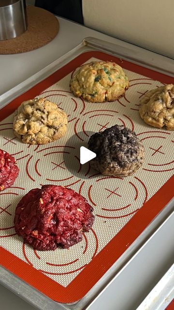 Bruck on Instagram: "3 SECRETOS PARA HACER TUS GALLETAS TIPO NEW YORK PERFECTAS🍪🤩:  1. Siempre precalentar el horno mínimo 20min⏰.  2. Nunca batir sino mezclar👩🏻‍🍳.  3. Trabajar con tu mantequilla fria (sobretodo en clima caliente☀️).  ¡Te explico más en el video!" New York Cookies, Cookie Recipes, New York, On Instagram, Instagram