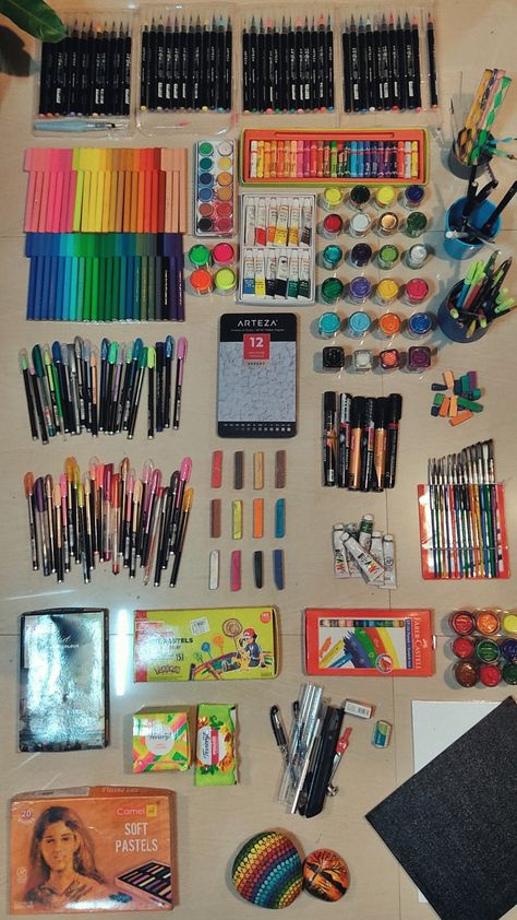 Watercolor brush pens, acrylics, soft pastels, color pens, sketches, art supply collections, canvas Drawing Set Up, Art Materials Illustration, Draw Materials, Ballpen Drawing, Atelier Ideas, Art Supplies List, Artist Tools, Paint Organization, Stationery Obsession