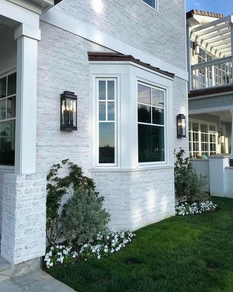 Exterior Bay Window, Farmhouse House Design, Bay Window Exterior, Painted Brick Exteriors, Bay Window Ideas, Bay Window Living Room, Brick House Exterior, Painted Brick House, Bow Window