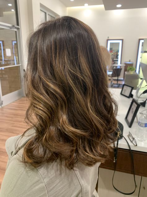 Medium Carmel Brown Hair, Balayage Hair Short Layers, Mid Length Hair Highlights Brunettes, Layers For Medium Length Hair With Highlights, Babylights Brunette Caramel, Golden Babylights Brunette, Mid Brown Hair With Caramel Highlights, Medium Brown Hair With Natural Highlights, Med Length Balayage Hair