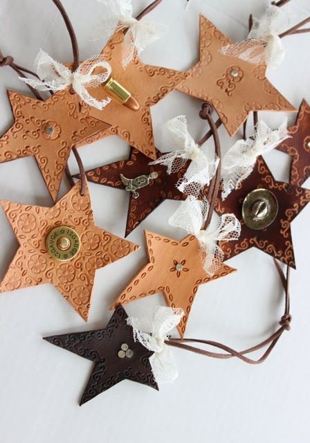 Cowgirl / Cowboy leather star ornaments  - DIY, tutorial Leather Christmas Decorations, Western Ornaments, Western Christmas Decorations, Leather Ornaments, Country Christmas Tree, Western Christmas Tree, Surviving Christmas, Christmas Cowboy, Country Christmas Trees