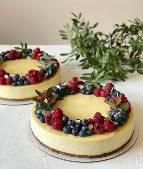 Cheesecake Decorations Ideas, Sweet 16 Cheesecake Ideas, Cheescake Decor Christmas, Cheesecake Designs Birthday, Simple Cheesecake Decoration, Cheesecake Birthday Cake Decoration, Birthday Cheesecake Decoration, Cheesecake Decoration Design, Decorating Cheesecake