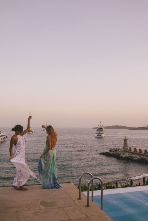 Mykonos Picture Ideas, Mykonos Party Aesthetic, Mykonos Photo Ideas, Malibu Nobu, Greece With Friends, Mykonos Nightlife, Mykonos Greece Aesthetic, Mykonos Party, Mykonos Aesthetic