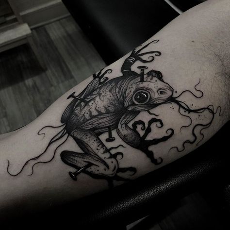 Creepy Frog, Horns Tattoo, Black Horns, Black Frog, Frog Tattoo, Frog Tattoos, Scary Tattoos, Hip Tattoos Women, Creepy Tattoos