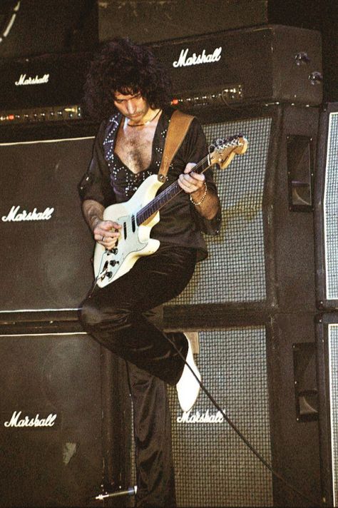 Ritchie Blackmore's Rainbow, Ritchie Blackmore, Tattoo Inspiration Men, Purple Rainbow, Guitar Hero, Music Photo, Black Sabbath, Guitar Player, Classic Rock