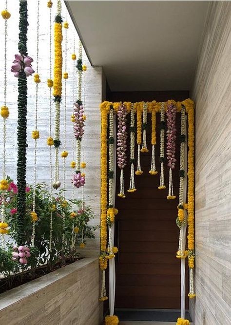 Floral Entrance, Door Flower Decoration, Hanging Floral Decor, Home Flower Decor, Diwali Decorations At Home, Wedding Background Decoration, Housewarming Decorations, Diy Diwali Decorations, Ganpati Decoration Design