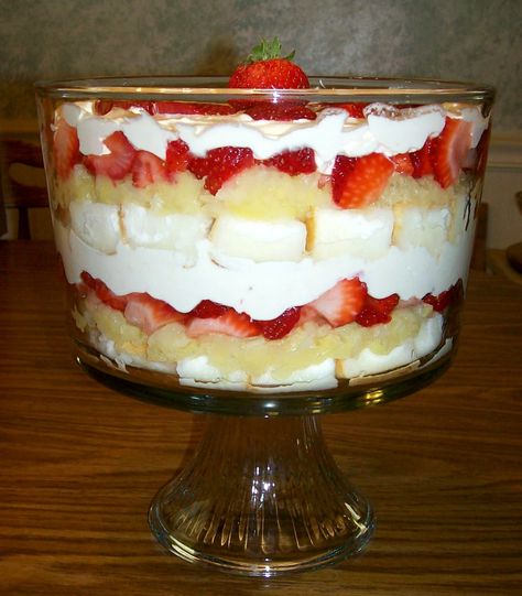 Strawberry Punch Bowl Cake, Punch Bowl Cake Recipe, Trifle Bowl Recipes, Strawberry Punch, Punch Bowl Cake, Strawberry Trifle, Cheesecake Trifle, Trifle Bowl, Trifle Desserts