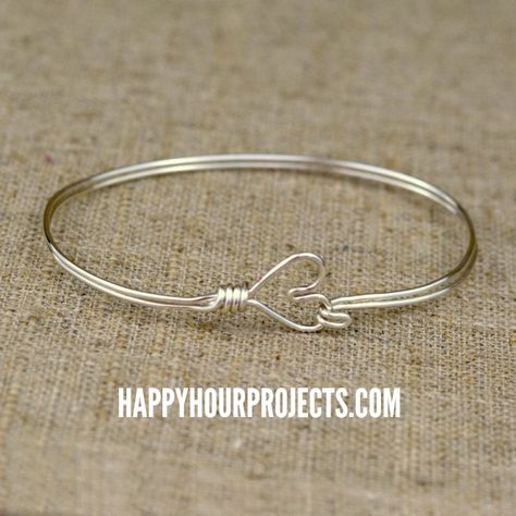 DIY Heart Clasp Wire Wrapped Bangle Bracelet - Happy Hour Projects Handmade Bangle Bracelets, Heart Bangle Bracelet, Diy Heart, Wire Jewelry Making, Bijoux Fil Aluminium, Wire Wrapped Bangles, Wire Jewelry Tutorial, Wire Bangles, Tutorials Diy