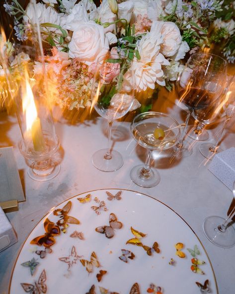 With details like a birdcage-inspired pergola, butterfly motifs, and custom couture bridesmaid dresses this California celebration could have been a wedding episode in @bridgertonnetflix. 👑 See all the luxurious Regency-era details at the link in bio. 📷: @josevilla 📋: @alison_events 💐: @kathleendeerydesign 👗: @moniquelhuillierbride @galialahav 📍: @_filoli Bug Wedding, Alison Events, Couture Bridesmaid, Butterfly Wedding Theme, Couture Bridesmaid Dresses, Garden Theme Wedding, Butterfly Wedding, Butterfly Theme, Regency Era