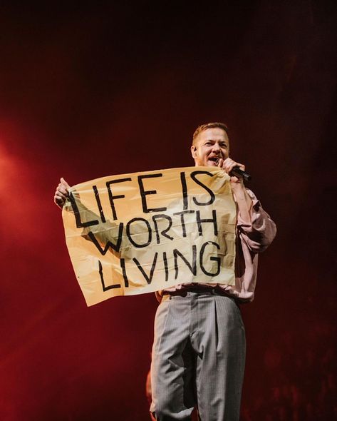 Imagine Dragons Dan Reynolds, Coldplay Wallpaper, Imagine Dragons Fans, Life Is Worth Living, Fire Breather, Dan Reynolds, Art Jokes, Concert Aesthetic, Dream Concert