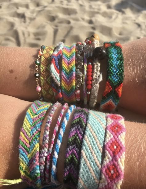 Colorful Bohemian Friendship Bracelets For Vacation, Trendy Colorful Friendship Bracelets For Beach, Hippie Multicolor Braided Bracelets For Beach, Colorful Hippie Beach Bracelets, Summer Bracelet Patterns, Hippie Summer Woven Bracelets, Vacation Bracelets, Bracelet Combos, Brazilian Bracelet