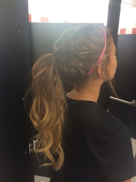 Perfect for a soccer match! ⚽️ Soccer Girl Hairstyles, Hairstyles Soccer, Soccer Hairstyles, Soccer Hair, Track Hairstyles, Basketball Hairstyles, Cool Hairstyles For Girls, Softball Hairstyles, Sport Hair