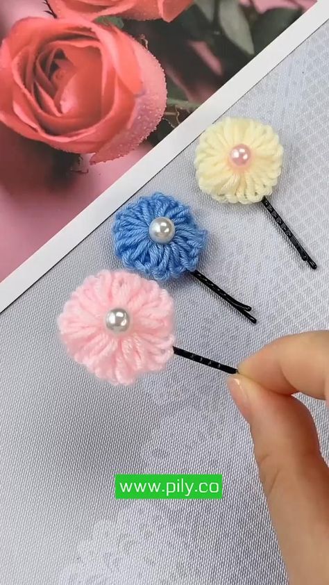 Wool Crafts Diy, Projek Menjahit, Kraf Kertas, Ribbon Crafts Diy, Christmas Gift Basket Ideas, Yarn Flowers, Diy Yarn Crafts, Handmade Flowers Fabric, Crochet Hair Accessories