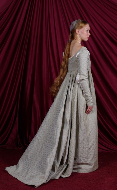 Lucretzia borgia? Renaissance Dress Tudor Fashion, Medieval Garb, Historical Dress, Period Clothing, Italian Dress, Historic Clothing, Medieval Costume, Medieval Dress, Medieval Clothing