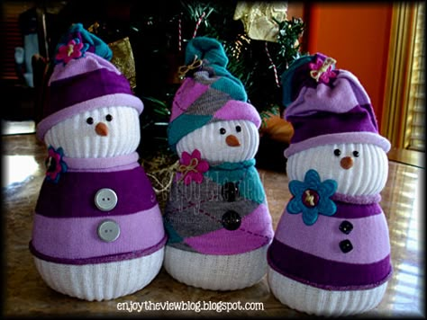 Diy Snowmen, Sock Snowman Craft, Holiday Hand Towels, Snowmen Crafts, Sock Snowman, Snowman Craft, Creative Tutorials, Diy Socks, Sock Crafts