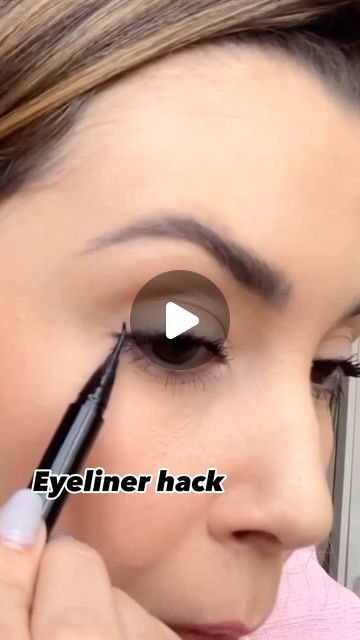 yaminipanchal on Instagram: "Triangle Outline, have you tried it??

This quick and simple tip could save you when you’re in a hurry!!!

#eyeliner #eyelinertutorial #liner #kajal #eyelineronpoint #wingedliner #eyemakeup #eyelinerhacks" Black Eyeliner Looks, How To Put Eyeliner, Eyeliner Easy, Contouring Techniques, Eyeliner Techniques, Kajal Eyeliner, Simple Eyeliner, Eye Liner Tricks, Winged Liner