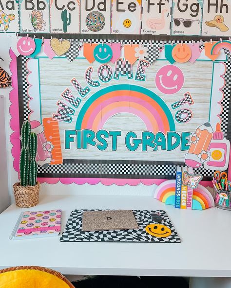 Classroom Themes First Grade, Classroom Theme Kindergarten, Preppy Bulletin Board, Classroom Wall Ideas, Groovy Classroom Theme, Colorful Classroom Theme, Preppy Classroom, Elementary Organization, Candy Theme Classroom