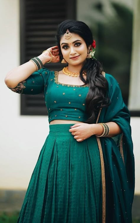 Kerala Engagement Dress Hindus, Engagement Lehenga Designs, Simple Bridal Lehenga, Lehenga Patterns, Kerala Engagement Dress, Long Skirt Top Designs, Kerala Saree Blouse Designs, Long Skirt And Top, Engagement Lehenga