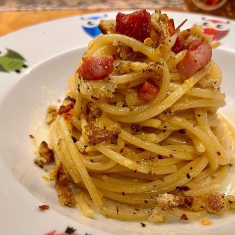 Spaghetti Garofalo aglio, olio, peperoncino, crema di grana, pane aromatizzato, pancetta | Al.ta Cucina Pasta Aglio E Olio, Pasta Aglio, Risotto Radicchio, Aglio Olio, European Food, Linguine, Finger Food, Gnocchi, Italian Recipes