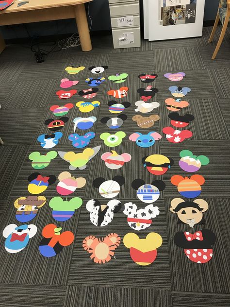 Mickey Mouse Classroom, Disney Themed Classroom, Disney Camping, Disney Classroom, Door Decs, Ra Ideas, Disney Rooms, Disney Scrapbook Pages, Disney Day