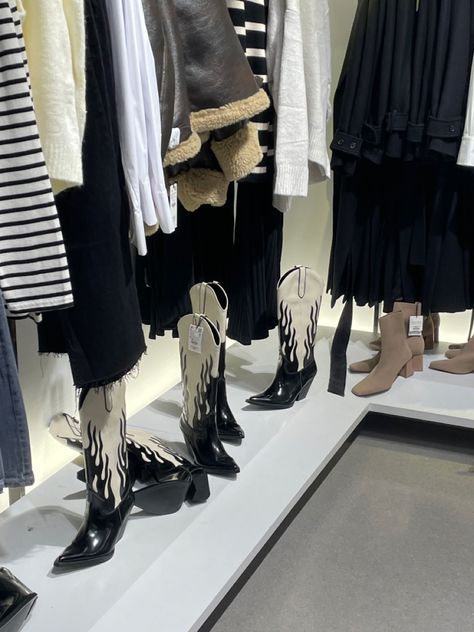 Zara Cowboy Boots, Outfit Botas, Fashionable Work Outfit, Rodeo Outfits, Luxury Lifestyle Dreams, Aesthetic Shoes, Luxury Lifestyle, Rodeo, Cowboy Boots