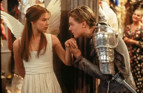 Claire Danes and Leonardo DiCaprio in Romeo and Juliet (1996) Shakespeare Movies, Best Movie Couples, Leonardo Dicaprio Romeo, Romeo I Julia, Romeo Juliet 1996, Romeo Ve Juliet, Juliet Movie, Romeo Und Julia, Lee Radziwill