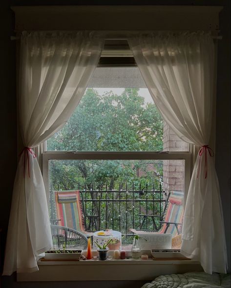 Room Decor Ideas Window, Short Curtains Bedroom Aesthetic, Curtain Bedroom Ideas Window, Room Curtains Aesthetic, Cute Window Curtains, Window Curtains Bedroom Aesthetic, Pretty Curtains Bedroom, Cute Window Ideas, Dorm Window Decor