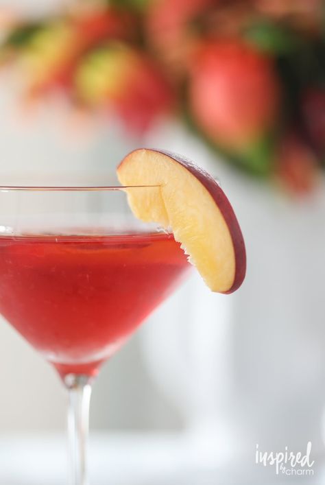 Peach Cosmopolitan martini cocktail recipe Peach Cosmo, Cosmopolitan Martini, Cosmo Drink, Cosmopolitan Recipe, Unique Cocktail Recipes, Peach Vodka, Cocktails At Home, Peach Drinks, Cocktail Drinks Alcoholic