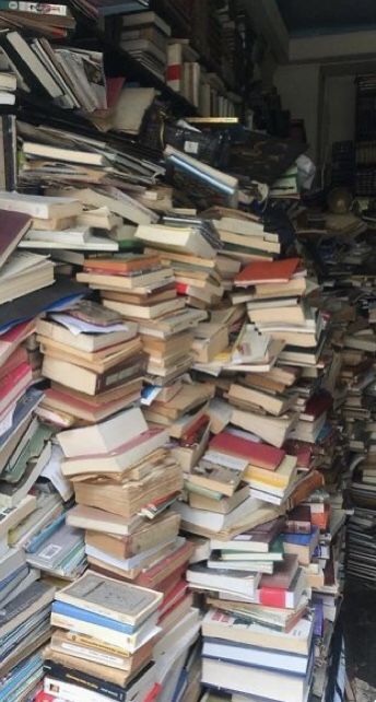 Book Shops, Chaotic Academia, Library Aesthetic, Academia Aesthetic, Stack Of Books, Book Girl, Old Books, I Love Books, Rare Books