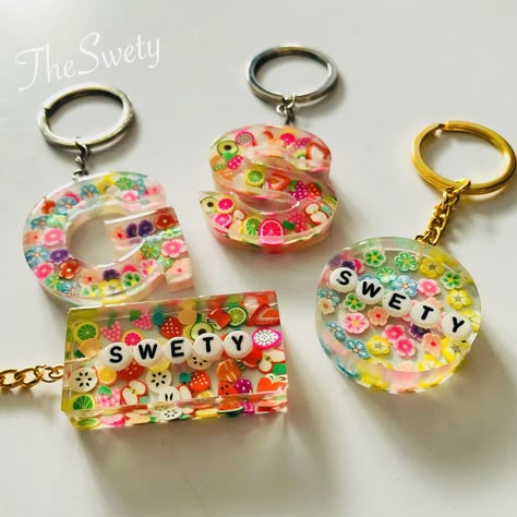 Diy Resin Accessories, Resin Keyrings, Diy Resin Keychain, Embroidery Hoop Art Diy, Resin Crafts Tutorial, Diy Resin Projects, Resin Jewelry Diy, Acrylic Keychains, Epoxy Resin Crafts