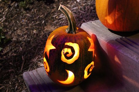 Swirly Pumpkin Carving, Swirl Pumpkin Carving, Cool Halloween Aesthetic, Easy Pumpkins Carvings Ideas, Moon Carved Pumpkin, Whimsigoth Pumpkin Carving, Smashing Pumpkins Pumpkin Carving, Pumpkin Carving Stars, Whimsigoth Pumpkin