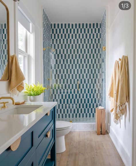 Raili Clasen, Narrow Bathroom Designs, Colorful Bathrooms, Beautiful Tile Bathroom, Room Minimal, Lake House Bathroom, Childrens Bathroom, Baby Bathroom, Cottage Bathroom