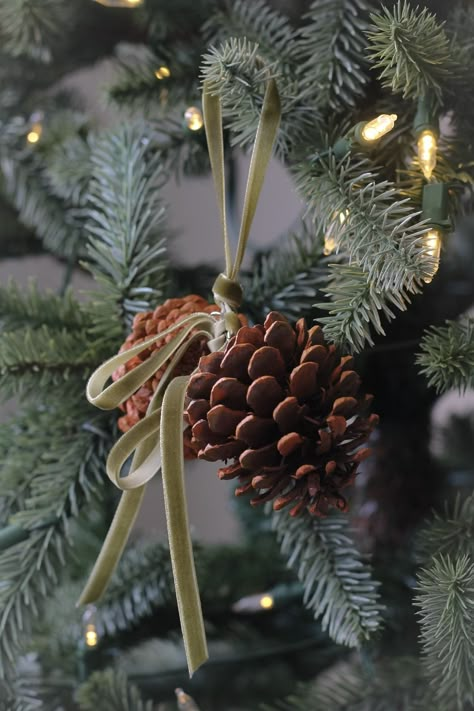 Christmas Tree Green Ribbon, Cotswold Christmas Decor, Rustic Xmas Decorations, Christmas Woodsy Decor, Christmas Tree Natural Decorations, Velvet Christmas Tree Decorations, Green Christmas Aesthetic, Christmas Cabin In The Woods, Xmas Widgets